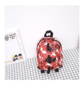 Vue détaillée du sac à dos rouge pour enfants avec imprimés dinosaures et cornes 3D