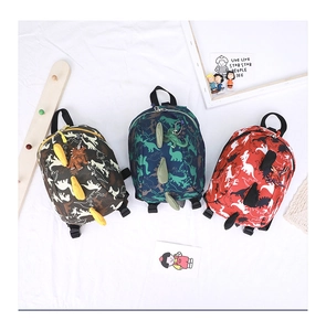 Trois sacs à dos dinosaure pour enfants en marron, bleu sarcelle et rouge avec nageoires 3D