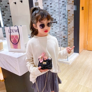 Sac bandoulière enfant en tweed noir avec fleurs roses et bandoulière chaîne