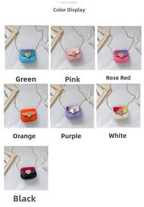 Vue détaillée de mini sacs à bandoulière en forme de cœur en cuir verni en sept couleurs