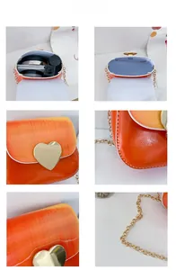 Détail du sac pour enfant en cuir verni dégradé avec boucle en cœur doré et bandoulière