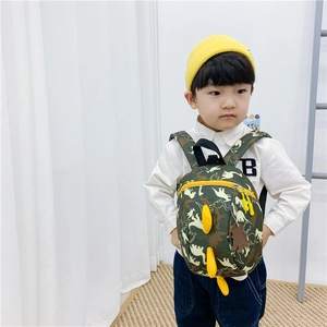 Sac à dos enfant dinosaure camouflage avec détails 3D jaunes et petit charme