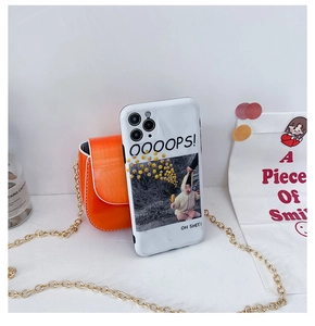 Gros plan d'une coque iPhone avec portraits d'enfants décalés et slogans textuels