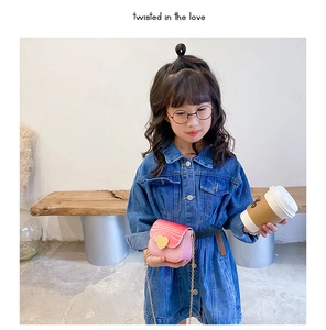 Détail du petit sac bandoulière enfant dégradé rose avec fermoir cœur et chaîne