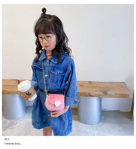 Mini sac à bandoulière rose pour filles avec boucle cœur dorée sur mannequin