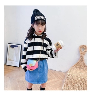 Sac à bandoulière enfant rose et bleu avec motif cœur sur tenue sweat rayé et jupe