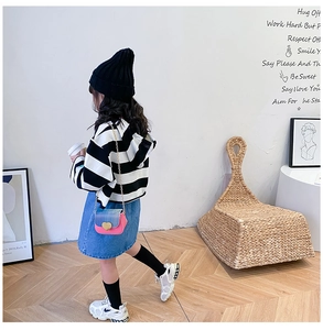 Détail du mini sac dégradé rose et violet pour filles avec fermoir coeur doré et chaîne