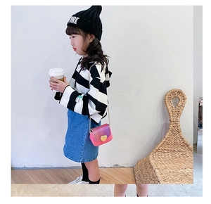 Look enfant avec sweat à rayures, jupe en jean et sac à bandoulière cœur dégradé