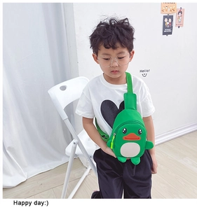 Detail of green cartoon duck chest bag for kids with 3D wings and smooth zipper closure