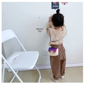 Vue détaillée du mini sac à chaîne avec rabat dégradé et fermoir coeur doré sur l'enfant