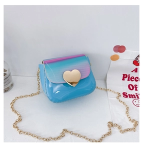 Détail du mini sac pour filles avec dégradé bleu rose et boucle cœur dorée brillante