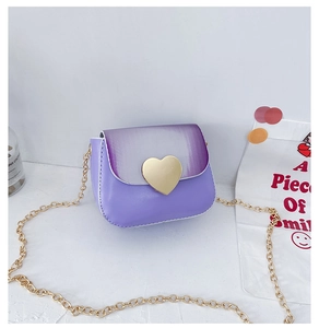 Vue détaillée du sac bandoulière violet pour fille avec fermoir cœur doré et chaîne