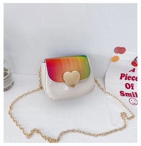 Détail du mini sac pour filles avec boucle en cœur doré et rabat dégradé arc-en-ciel