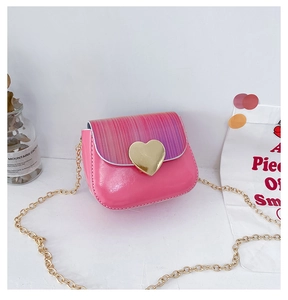 Détail du sac bandoulière rose pour filles avec fermoir doré en forme de cœur et chaîne