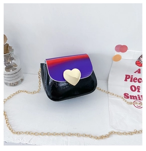 Détail d'un mini sac à chaîne avec rabat dégradé et fermoir doré en forme de cœur