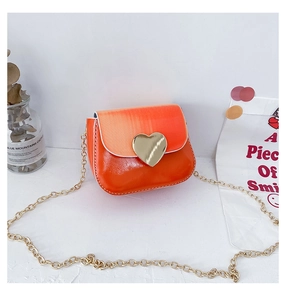 Détail du sac chaîne dégradé orange-rouge brillant avec boucle cœur en métal pour filles