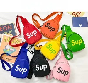 Vue détaillée de sacs bandoulière en nylon colorés avec imprimé Sup en sept couleurs