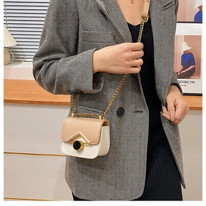 Dettaglio della mini borsa a tracolla per bambini con design a contrasto e fibbia dorata