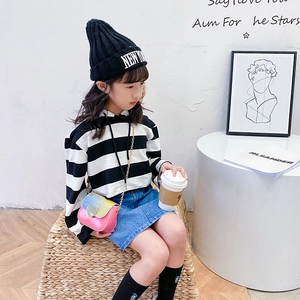 Sac bandoulière rose pour fille avec détail cœur et tenue à rayures chic