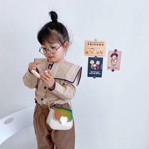 Sac bandoulière enfant arc-en-ciel blanc crème avec fermoir cœur doré et bandoulière chaîne