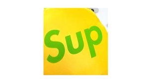 Gros plan sur la toile jaune avec impression de texte Sup vert sur un sac enfant