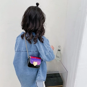 Sac bandoulière pour fille avec rabat dégradé tricolore et fermoir cœur métallique