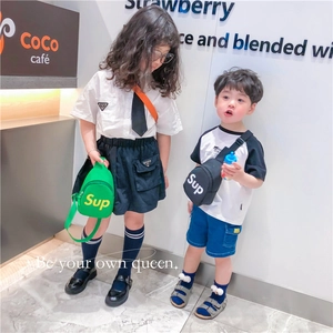 Sac de poitrine pour enfants avec logo Sup dans une tenue de sport et voyage