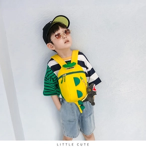 Sac à dos dinosaure jaune pour enfant avec pointes vertes et porte-clés en peluche doux