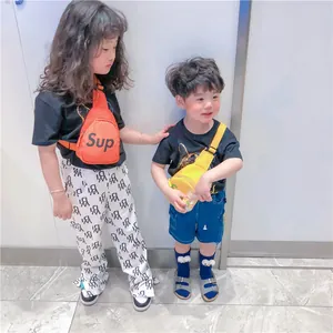 Style streetwear pour enfants avec sac bandoulière en nylon orange et imprimé Sup sur t-shirt