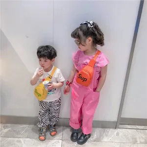 Détail de sacs bandoulière colorés et imperméables pour enfants avec sangle réglable