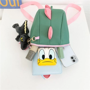 Détail de l'intérieur du sac à dos dinosaure vert montrant la capacité de rangement