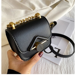 Dettaglio mini borsa a tracolla vintage nera con finiture dorate e trama in pelle