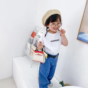 Mini borsa chic per bambini con patta a contrasto, manico in foulard e chiusura dorata
