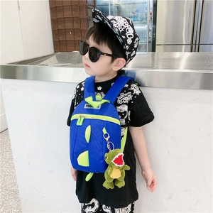 Sac à dos dinosaure bleu pour enfant avec détails vert citron et pendentif peluche