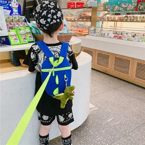 Détail du sac à dos dinosaure pour enfant bleu royal avec sa laisse de sécurité jaune