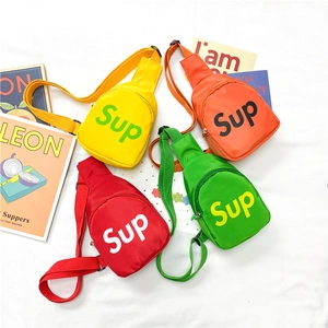 Sacs de poitrine en nylon colorés pour enfants avec lettrage contrasté sur fond blanc
