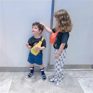 Style streetwear pour enfants avec mini sacs bandoulière en toile jaune et orange vif