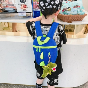 Sac à dos dinosaure bleu pour enfants avec détails vert fluo et peluche accrochée