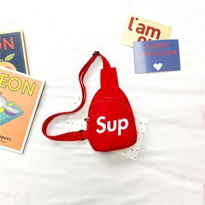 Sac bandoulière sport rouge pour enfants avec imprimé Sup blanc et sangle réglable