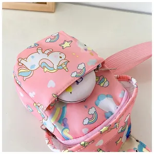 Détail du sac licorne rose pour enfants avec poches multicouches et sangle tissée
