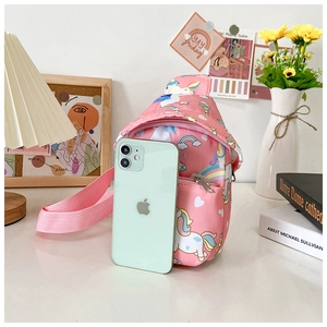 Détail du sac de poitrine rose pour enfants avec licorne, fermeture éclair et motifs