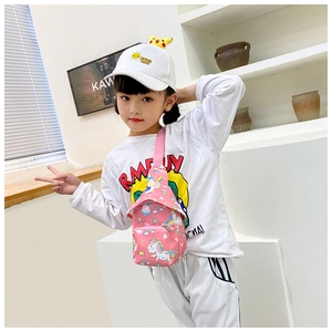 Détail du sac de poitrine licorne rose pour enfants avec sangle réglable et fermeture éclair