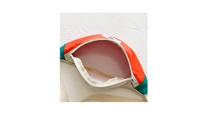 Détail du sac bandoulière enfant multicolore avec tissu orange et bleu et zip ouvert