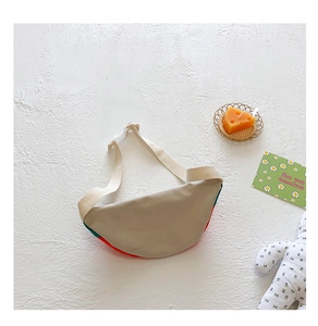 Vue détaillée du sac bandoulière enfant avec liserés contrastés et sangle réglable