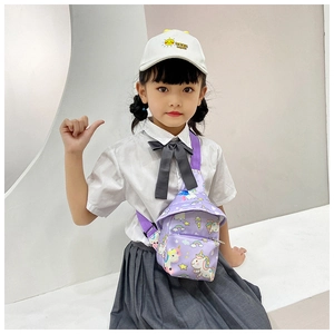 Détail du sac bandoulière pour enfants violet avec imprimés de licornes et arcs-en-ciel
