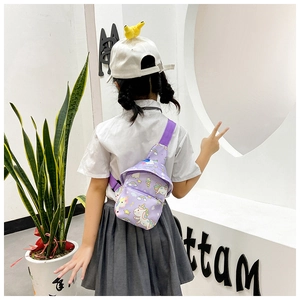 Vue détaillée d'un enfant portant un sac bandoulière violet imprimé licorne de dessin animé