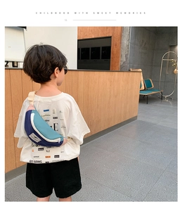 Détail d'un sac banane enfant multicolore en toile avec bandoulière blanc cassé