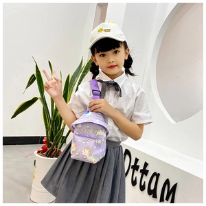 Détail d'un sac de poitrine violet pour enfant avec motifs licorne, arc-en-ciel et étoiles