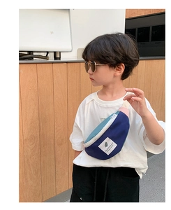 Détail du sac banane pour enfants en toile color-block avec sangle réglable et écusson