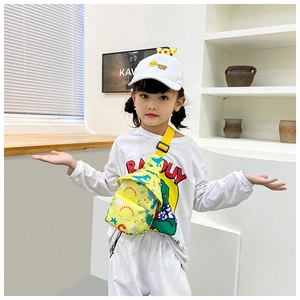 Détail du sac de poitrine jaune pour enfant avec motifs dinosaures et tenue assortie